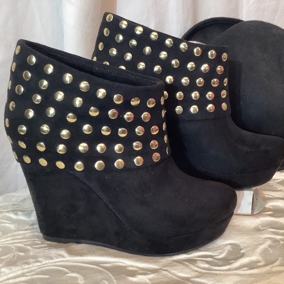 Italina Shoes - NWT Italian black suede ankle boots with gold studs‎ bling